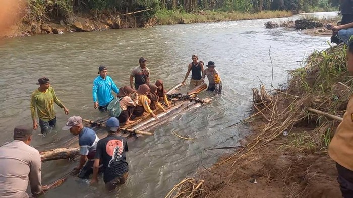 Siswa di Jember ke sekolah naik perahu karena jembatan rusak dan tidak diperbaiki