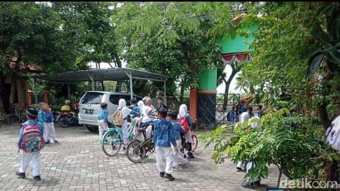 Siswa SD dan TK Sukowati Bojonegoro dipulangkan lebih awal gegara bau tak sedap dari gudang pengeringan tembakau.