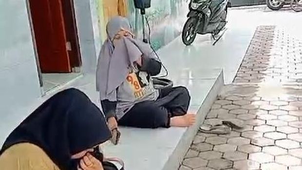 Siswa SD dan TK Sukowati Bojonegoro dipulangkan lebih awal gegara bau tak sedap dari gudang pengeringan tembakau.