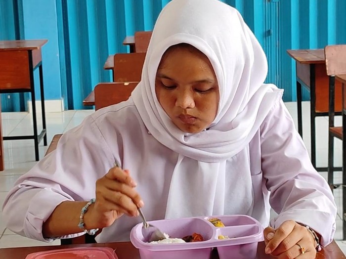 Siswa SMKN 7 Palembang menikmati menu MBG di hari kedua