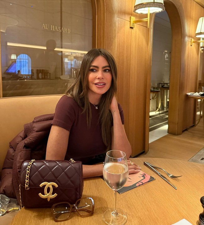 Saat kencan, Sofia terlihat cantik mengenakan atasan one shoulder sedangkan Lewis memakai hoodie dan celana training. Foto: Instagram Sofia Vergara