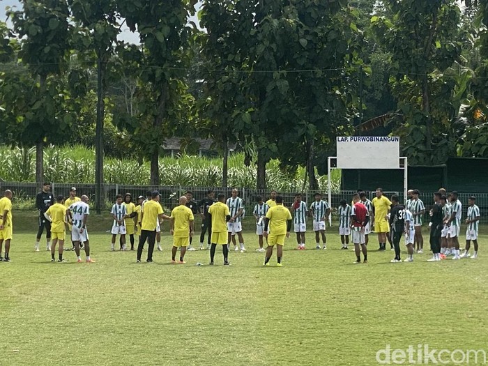 Suasana latihan PSS Sleman di Lapangan Purwobinangun, Pakem, Sleman, Rabu (15/1/2025).