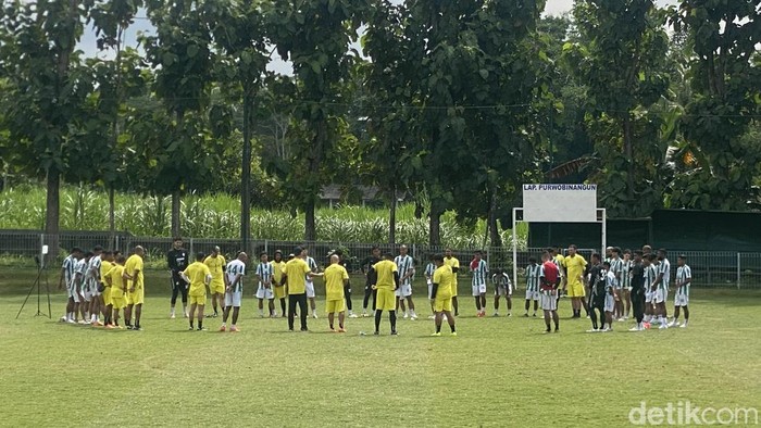 Suasana latihan PSS Sleman di Lapangan Purwobinangun, Pakem, Sleman, Rabu (15/1/2025).