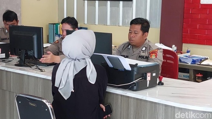 TA (23) melaporkan kakak tingkatnya karena menipu dengan menawarkan loker fiktif, korban rugi Rp 20 juta.