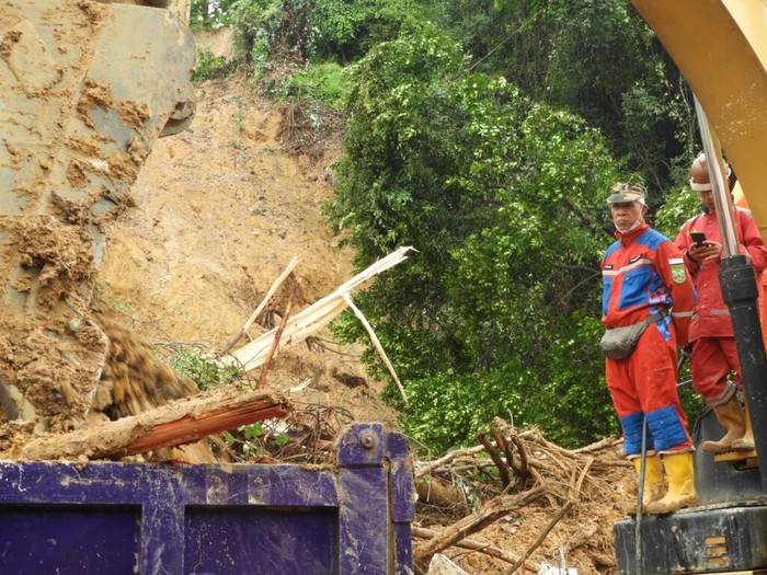Tanah longsor di Batam
