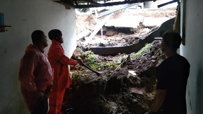 Tembok Penahan Tanah di Ciawi Bogor Longsor, Timpa 2 Rumah
