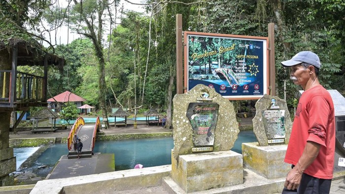 Terbius Birunya Mata Air di Desa Wisata Sesaot Sejumlah pengunjung berada di wisata alam Pusat rekreasi Masyarakat Sesaot di Desa Wisata Sesaot, Kecamatan Narmada, Lombok Barat, NTB, Rabu (15/1/2025). Desa Wisata Sesaot yang pernah mendapatkan penghargaan 50 besar nasional Anugerah Desa Wisata Indonesia (ADWI) Tahun 2021 dari Kementerian Pariwisata dan Ekonomi Kreatif (Menparekraf) RI tersebut menyuguhkan pemandangan alam dengan mata air sungai yang jernih yang dikelola oleh Bumdes Sesaot dengan menerapkan konsep community based tourism atau yang biasa disebut sebagai pariwisata yang berbasis masyarakat di mana masyarakat Desa Wisata Sesaot ikut dilibatkan secara aktif dalam pembangunan desa. ANTARA FOTO/Ahmad Subaidi/foc.
