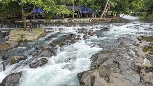Sejumlah pengunjung berada di wisata alam Pusat rekreasi Masyarakat Sesaot di Desa Wisata Sesaot, Kecamatan Narmada, Lombok Barat, NTB, Rabu (15/1/2025). Desa Wisata Sesaot yang pernah mendapatkan penghargaan 50 besar nasional Anugerah Desa Wisata Indonesia (ADWI) Tahun 2021 dari Kementerian Pariwisata dan Ekonomi Kreatif (Menparekraf) RI tersebut menyuguhkan pemandangan alam dengan mata air sungai yang jernih yang dikelola oleh Bumdes Sesaot dengan menerapkan konsep community based tourism atau yang biasa disebut sebagai pariwisata yang berbasis masyarakat di mana masyarakat Desa Wisata Sesaot ikut dilibatkan secara aktif dalam pembangunan desa. ANTARA FOTO/Ahmad Subaidi/foc.