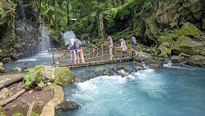 Sejumlah pengunjung berada di wisata alam Pusat rekreasi Masyarakat Sesaot di Desa Wisata Sesaot, Kecamatan Narmada, Lombok Barat, NTB, Rabu (15/1/2025). Desa Wisata Sesaot yang pernah mendapatkan penghargaan 50 besar nasional Anugerah Desa Wisata Indonesia (ADWI) Tahun 2021 dari Kementerian Pariwisata dan Ekonomi Kreatif (Menparekraf) RI tersebut menyuguhkan pemandangan alam dengan mata air sungai yang jernih yang dikelola oleh Bumdes Sesaot dengan menerapkan konsep community based tourism atau yang biasa disebut sebagai pariwisata yang berbasis masyarakat di mana masyarakat Desa Wisata Sesaot ikut dilibatkan secara aktif dalam pembangunan desa. ANTARA FOTO/Ahmad Subaidi/foc.