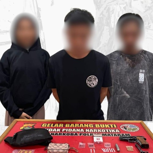 Tiga pengedar narkoba berinisial IWS, MHA, dan TH saat berada di Mapolres Kota Mataram, NTB. (Foto: Istimewa)