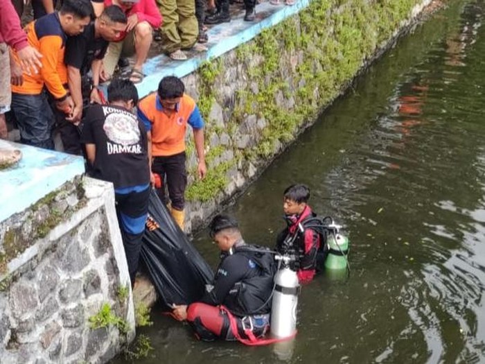 Tim SAR gabungan mengevakuasi pria tenggelam di kolam Desa Trucuk, Klaten, Rabu (15/1/2025) sore.
