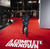 Aktor berusia 29 tahun tersebut menggunakan sepeda Lime berwarna hijau terang untuk menghadiri acara yang berlangsung pada Selasa (14/1/2025).(Foto: Scott Garfitt/Invision/AP)