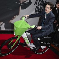 Aktor Timothée Chalamet kembali mencuri perhatian di acara karpet merah. Kali ini, ia membuat kejutan dengan tiba di premiere film A Complete Unknown di London menggunakan sepeda listrik berwarna cerah alih-alih mobil limosin yang biasanya digunakan para bintang Hollywood. (Foto: Scott Garfitt/Invision/AP)