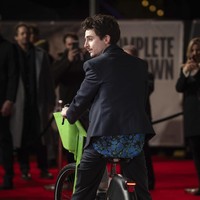 Kehadirannya dengan sepeda listrik yang sedikit berlumpur, di tengah-tengah rekan-rekannya yang tampil glamor, menciptakan pemandangan unik dan mengundang senyum. Kendati demikian, Chalamet tetap bersolek necis dengan setelan dari label fashion London, Martine Rose. (Foto: Scott Garfitt/Invision/AP)