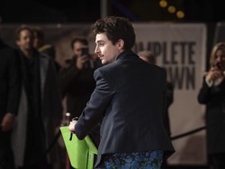 Gaya Nyentrik Terbaru Timothee Chalamet di Karpet Merah, Pakai Sepeda Listrik