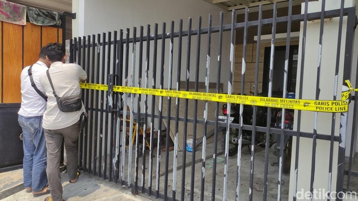 TKP rumah korban pria tergorok di Sidoarjo diberi garis polisi