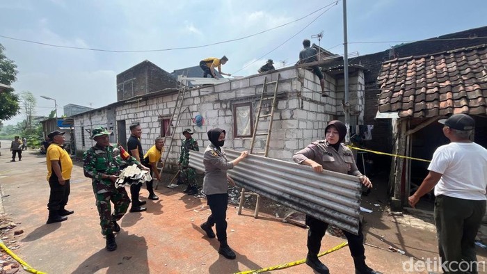 TNI-Polri gotong royong perbaiki rumah korban ledakan di Mojokerto