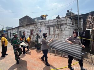 Polisi-TNI Perbaiki 9 Rumah Rusak Dampak Ledakan di Mojokerto