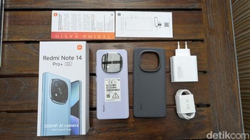 Isi kotak penjualannya masih sama seperti sebelumnya, ada lembar ucapan terima kasih dari Xiaomi, buku manual, ejector SIM, case silikon berwarna hitam, charger 12OW, dan kabel USB-C. Foto: Virgina Maulita Putri/detikINET