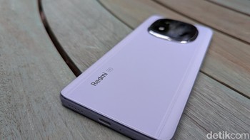 Khusus varian Lavender Purple, panel belakangnya dilapisi material kulit vegan dengan nuansa dual-tone yang membuat ponsel terlihat lebih premium. Foto: Virgina Maulita Putri/detikINET