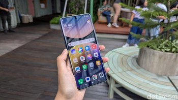 Redmi Note 14 Pro+ 5G menggunakan panel AMOLED berukuran 6,67 inch dengan resolusi 1,5K dan dilindungi Corning Gorilla Glass Victus 2. Foto: Virgina Maulita Putri/detikINET