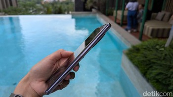 Perubahan desain lainnya dapat dilihat di display yang sedikit melengkung di sisi kiri dan kanan. Foto: Virgina Maulita Putri/detikINET