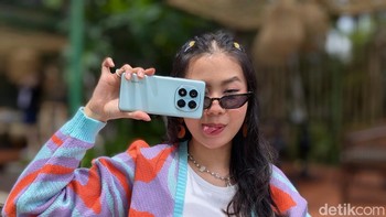 Modul kamera belakang Redmi Note 14 Pro+ 5G dipindah ke sisi tengah, dengan desain squircle (square circle) alias persegi membulat. Foto: Virgina Maulita Putri/detikINET