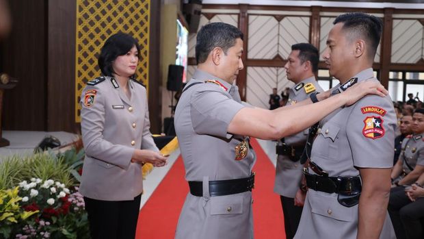 Wakapolri Komjen Ahmad Dofiri resmi membuka Pendidikan Sespimti Dikreg ke-34 dan Sespimmen Polri Dikreg ke-65 Tahun Anggaran 2025 di Lembang, Jawa Barat, Rabu (15/1/2025).