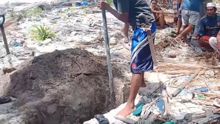 Warga langsung menguburkan potongan tubuh manusia yang ditemukan di Pantai Kepulauan Selayar. Dokumen Istimewa