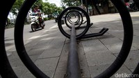 Penataan trotoar ini membentang sekitar 1 kilometer di sisi selatan jalan.   