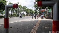 Beberapa perubahan yang dilakukan meliputi penggantian granit dan beton dengan batu andesit, pemasangan kanstin yang disesuaikan dengan kondisi lokasi, serta penambahan ubin pengarah untuk disabilitas.  