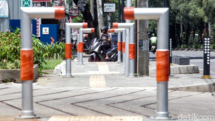 Trotoar di Jalan Ciater Raya, Serpong, telah selesai ditata. Trotoar kini memiliki patok untuk pengguna kursi roda serta parkiran sepeda.