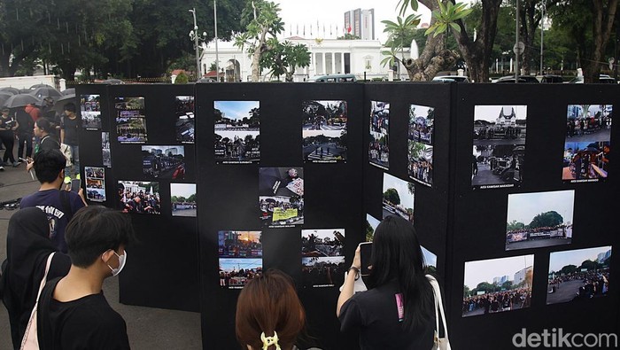 18 Tahun Aksi Kamisan di Seberang Istana Pada Aksi Kamisan ke-847 digelar di depan Istana Merdeka, Jakarta, Kamis (16/1/2025). Selama 18 tahun, aksi Kamisan telah melewati empat presiden.