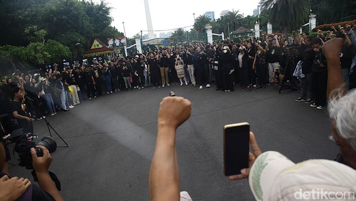 Pada Aksi Kamisan ke-847 digelar di depan Istana Merdeka, Jakarta, Kamis (16/1/2025). Selama 18 tahun, aksi Kamisan telah melewati empat presiden.