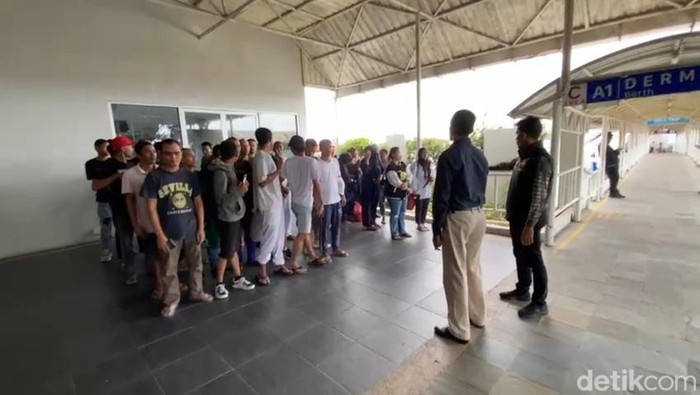 37 PMI dideportasi dari Malaysia melalui Pelabuhan Internasional Batam Centre. (Foto: Alamudin/detikSumut)