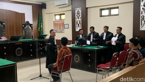 I Wayan Agus Suartama saat duduk di bangku pesakitan Pengadilan Negeri Mataram, Kamis (16/1/2025). Foto: (Edi Suryansyah/detikBali)