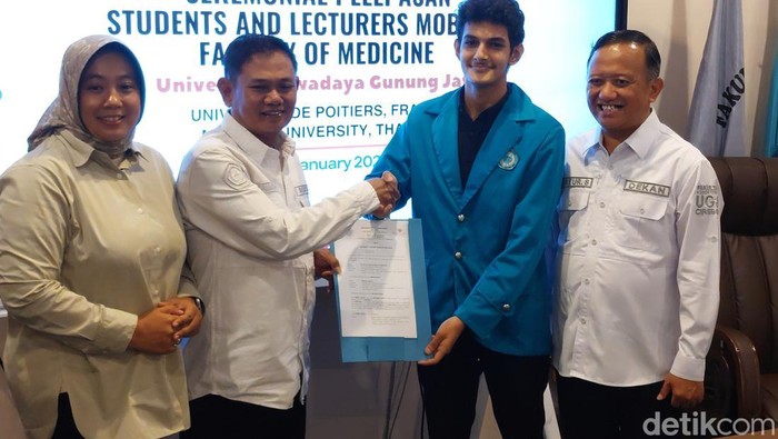 Ahmad Bakir saat dilepas untuk mengikuti program penelitian di Perancis