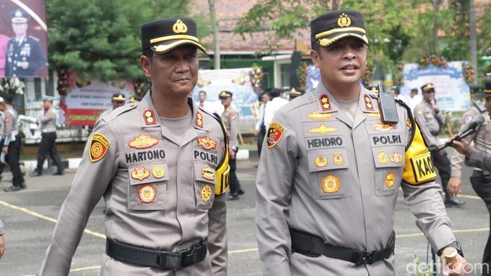 AKBP Hendro Sukmono usai menyerahkan jabatannya sebagai Kapolres Sampang kepada AKBP Hartono.