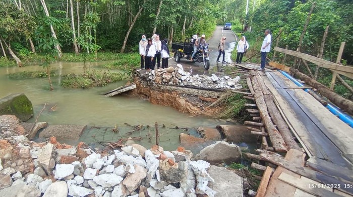 Akses Jalan Tani di Kelurahan Anak Petai putus.