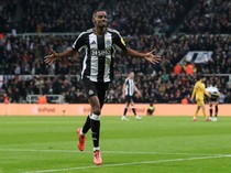 Michael Owen Dukung Isak Tinggalkan Newcastle