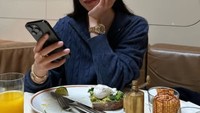 Tak lupa dirinya mengisi perut dengan makanan berat dari salah satu restoran terbaik di London. Ada egg benedict yang dipesan oleh Ameera untuk disantap. Foto: Instagram/littlemisskhan