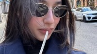 Walaupun ditiup angin yang sejuk di London, Inggris, Ameera tak melewatkan menyantap es krim. Es krim dari toko lokal yang populer dibelinya. Foto: Instagram/littlemisskhan