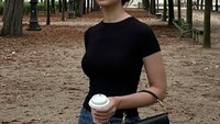 Ia yang seringkali keliling dunia, tak pernah melewatkan waktu minum kopi. Berjalan kaki di Paris, Perancis dirinya ditemani segelas kopi hangat. Foto: Instagram/littlemisskhan