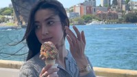 Menikmati sinaran mathari di Sydney, Australia, Ameera tak melewatkan momen kulineran. Ia membeli sebuah es krim untuk menyejukkan tubuhnya. Foto: Instagram/littlemisskhan