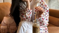 Ameera yang merupakan selebgram ternyata foodies pecinta kopi. Segelas es latte tak pernah dilewatkannya saat pergi ke kafe. Foto: Instagram/littlemisskhan