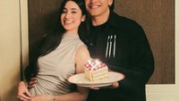 Dalam perayaan ultah Jefri, keduanya begitu lengket. Kemesraannya ditemani dua potong kue spesial bertuliskan Happy Birthday Sayang. Foto: Instagram/littlemisskhan