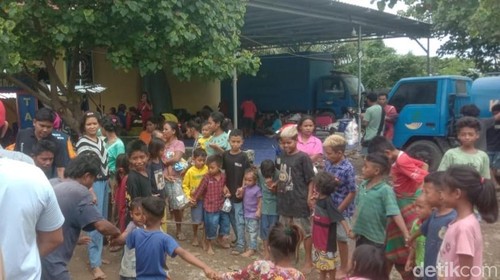Anak-anak Sumba, NTT, tengah bermain di lokasi pengungsian di kantor Dinsos Kabupaten Bima, NTB, Kamis, (16/1/2025). (Dok. Rafiin/detikBali)