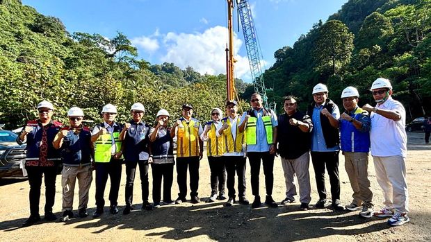 Andre Rosieade meninjau proyek flyover Sitinjau Lauik, Sumatera Barat.