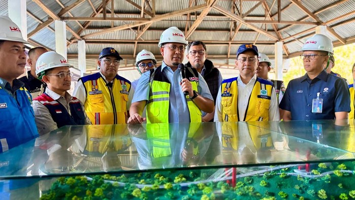 Andre Rosieade meninjau proyek flyover Sitinjau Lauik, Sumatera Barat.
