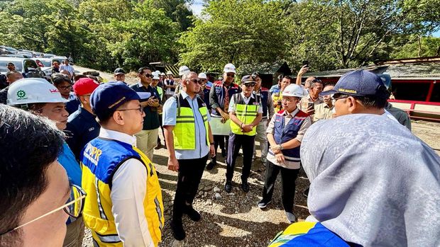 Andre Rosieade meninjau proyek flyover Sitinjau Lauik, Sumatera Barat.